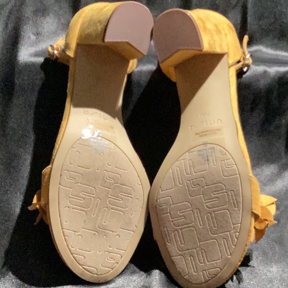Women’s Unisa sandals mustard yellow color size 7.5 - Picture 4 of 4